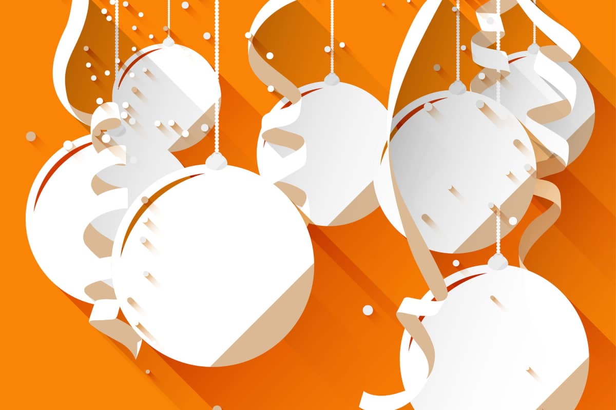 Christbaumkugeln auf Hintergrund in Orange