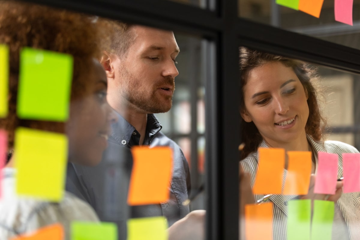 Zwei Kollegen planen gemeinsam mit Post-its