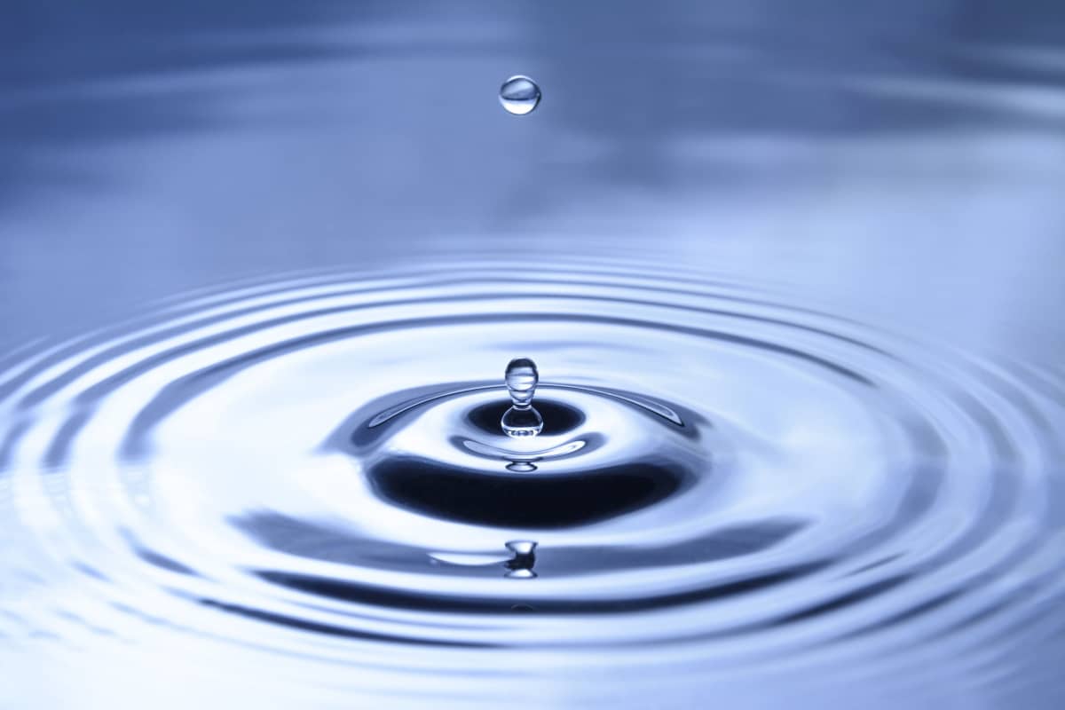 Wassertropfen zieht Kreise