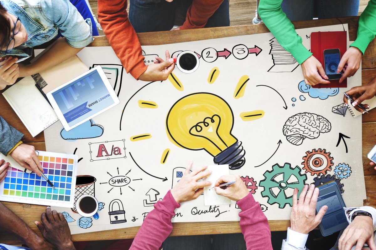 Team arbeitet gemeinsam an einer Innovation