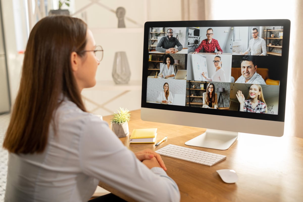 corona-als-chance Frau im Videocall am PC