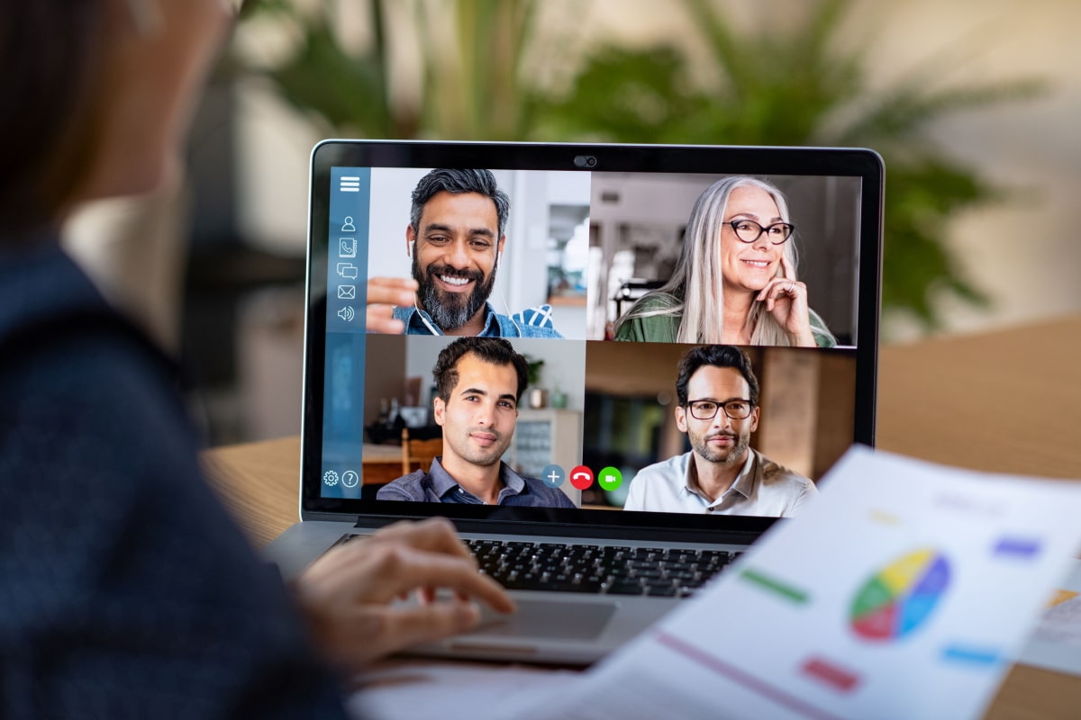 Mann beim Video-Call mit Kollegen