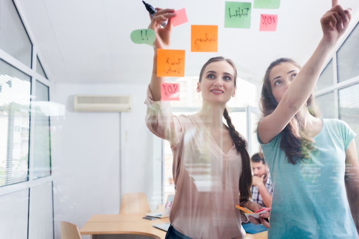 Zwei Frauen, die mit Post-its planen
