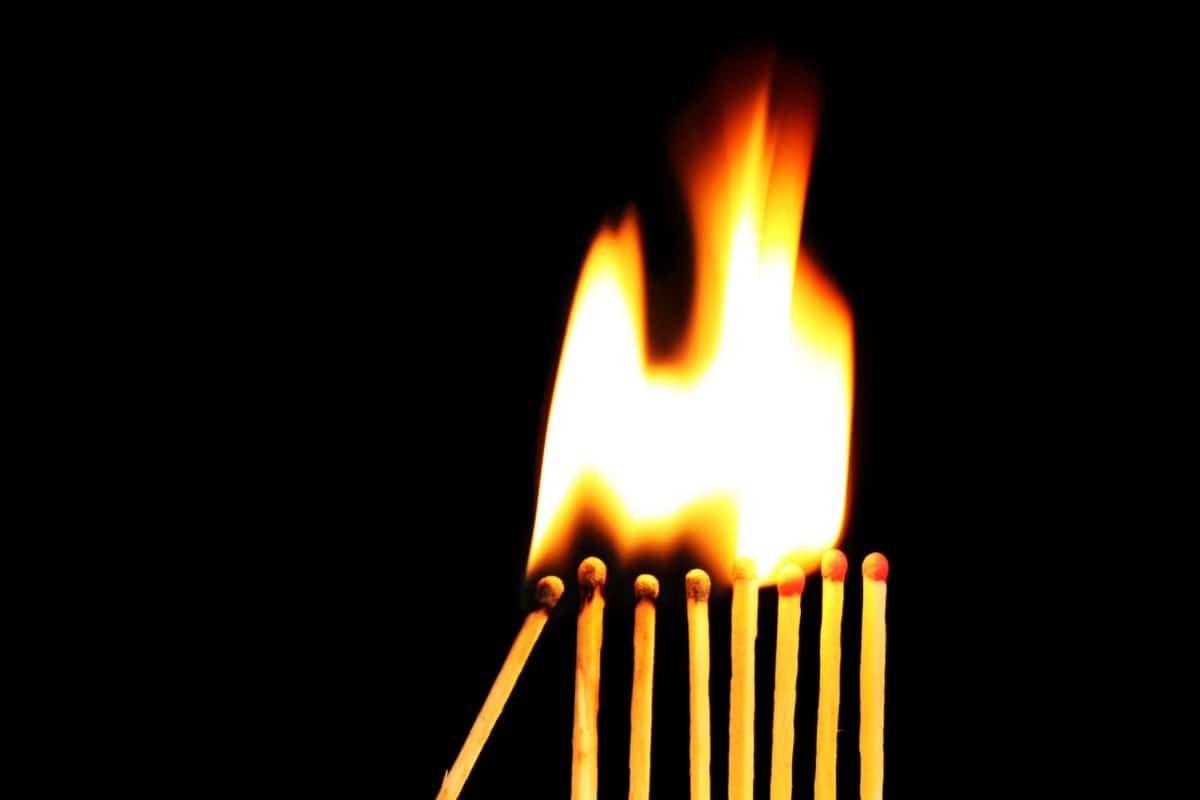 Brennende Streichhölzer