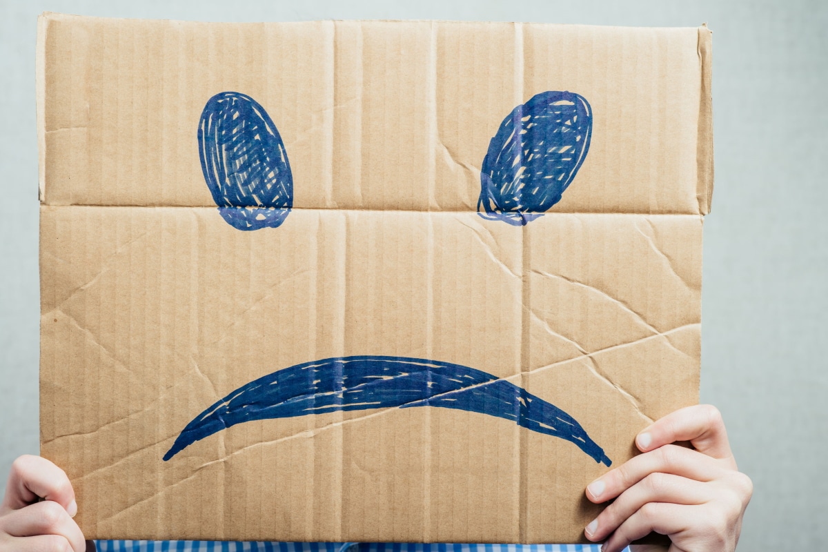 Karton mit unglücklichem Smiley