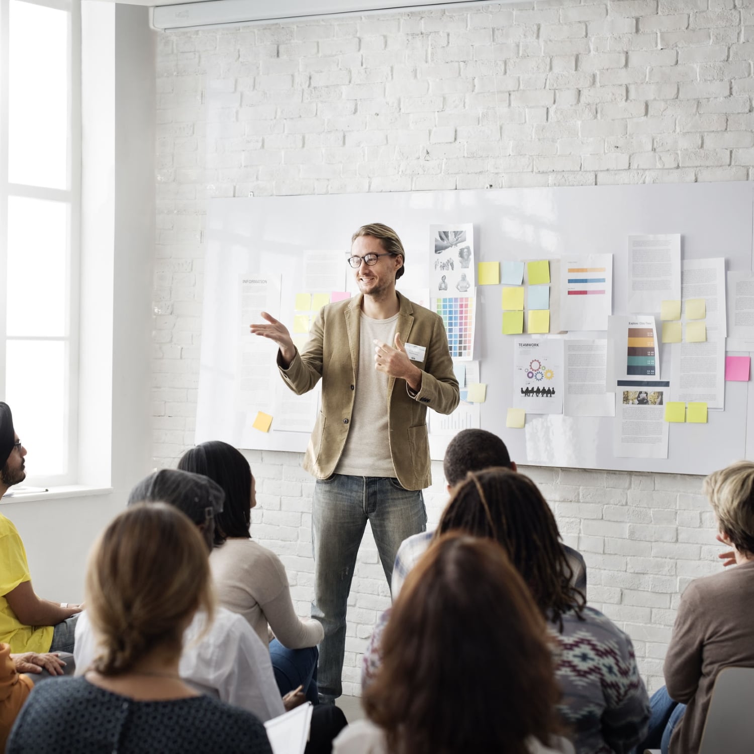 teamprove-angebot-infocafe kleine Gruppe einer lockeren Infoveranstaltung