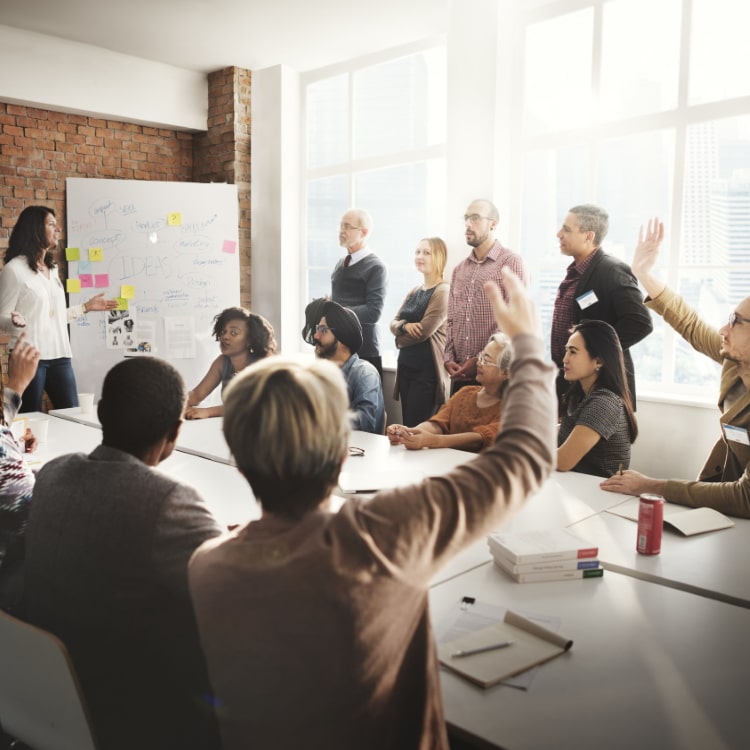 teamprove-angebot-moderation Team, das diskutiert und moderiert wird