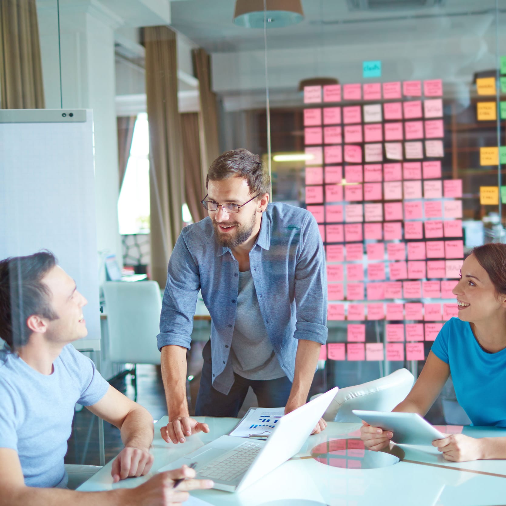 teamprove-angebot-workshop Workshop-Situation mit einem kleinen Team