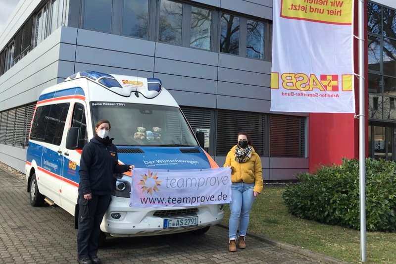 Übergabe der Teamprove-Spende an "Der Wünschewagen"
